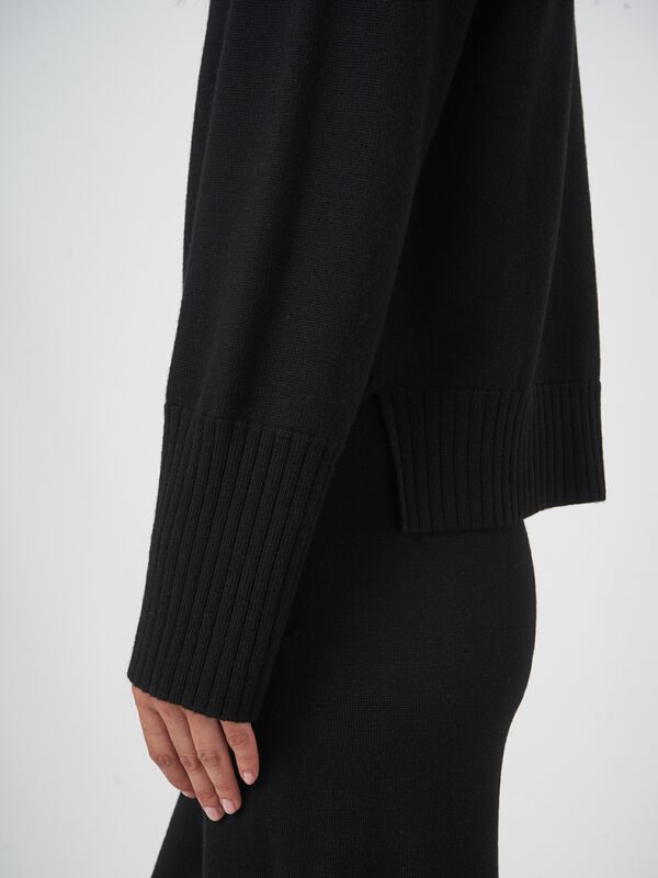 Long sleeve merino wool pullover with round neck image number 1