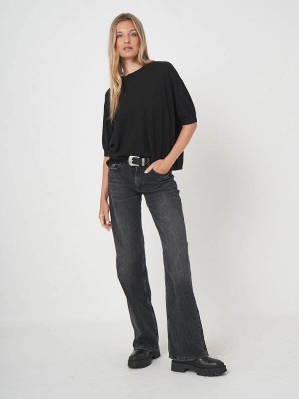 Fijngebreide trui met korte mouwen en relaxte pasvorm image number 4