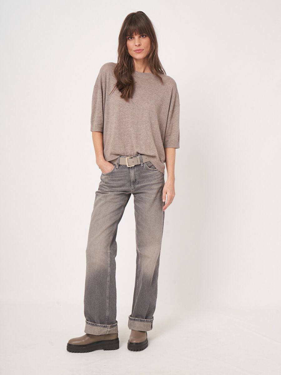 Fijngebreide trui met korte mouwen en relaxte pasvorm image number 3