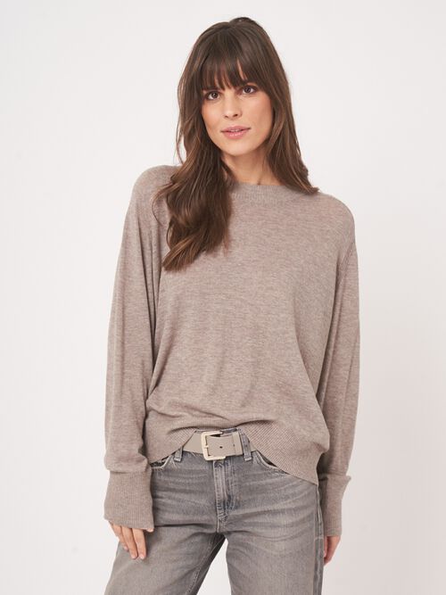 Lichte gebreide wijde trui met lange mouwen