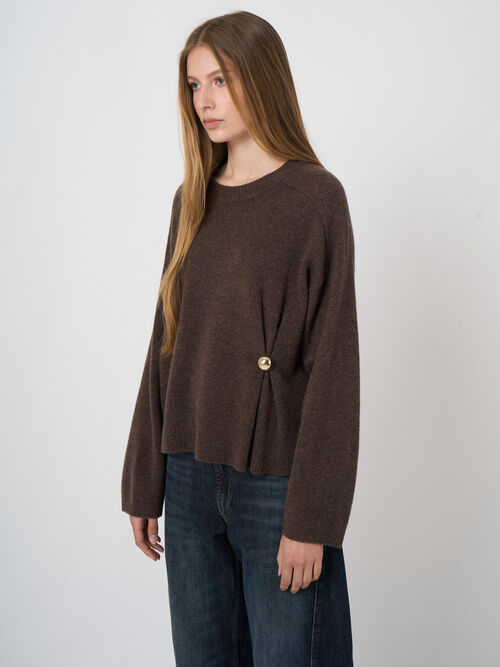 Pull boxy en laine d&rsquo;agneau &agrave; bouton lat&eacute;ral