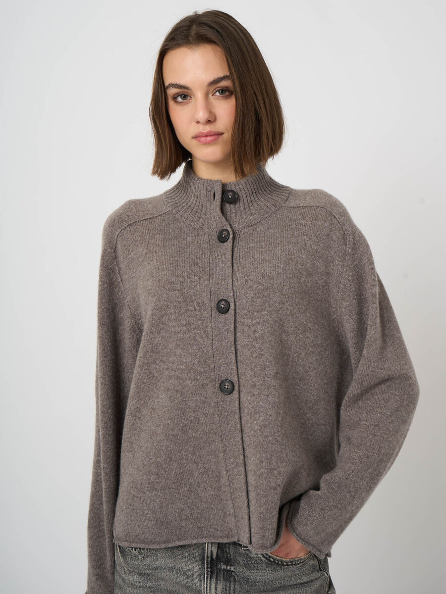 Strickjacke aus italienischer Lammwolle mit Stehkragen image number 2