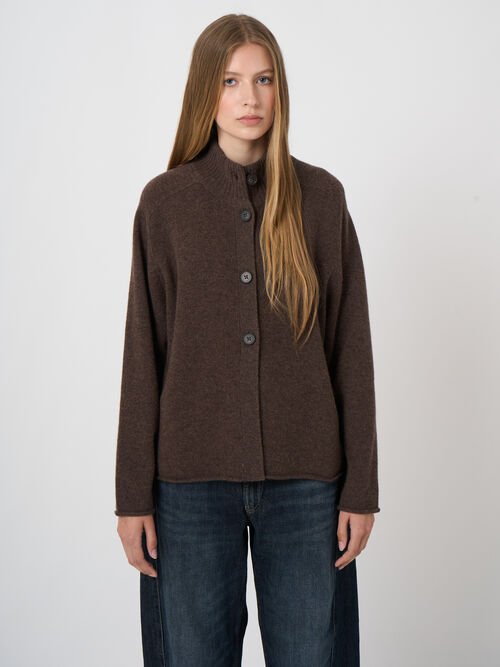 Strickjacke aus italienischer Lammwolle mit Stehkragen