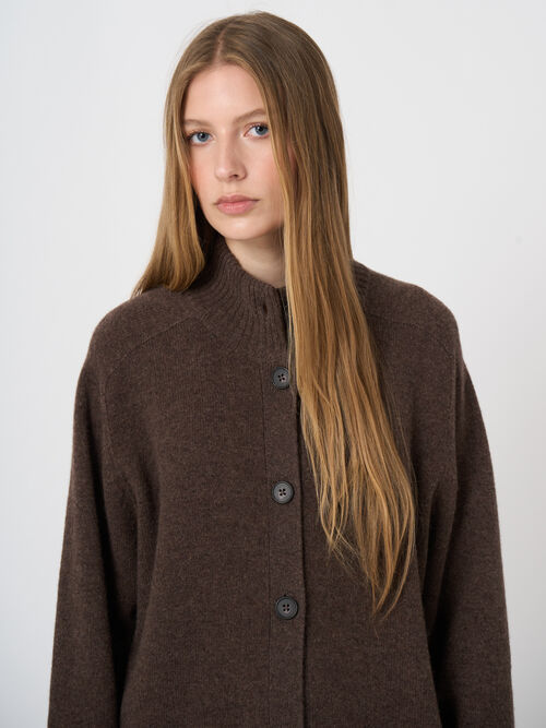Strickjacke aus italienischer Lammwolle mit Stehkragen