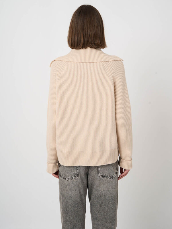 Italian Lambswool Rib Cardigan with Buttoned Collar image number 3