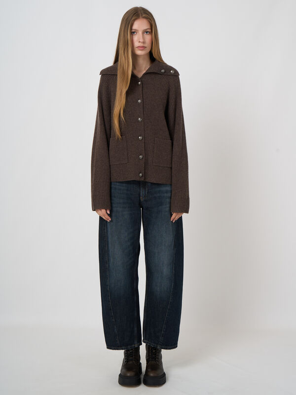 Rippstrickjacke aus italienischer Lammwolle mit Knopfkragen image number 3