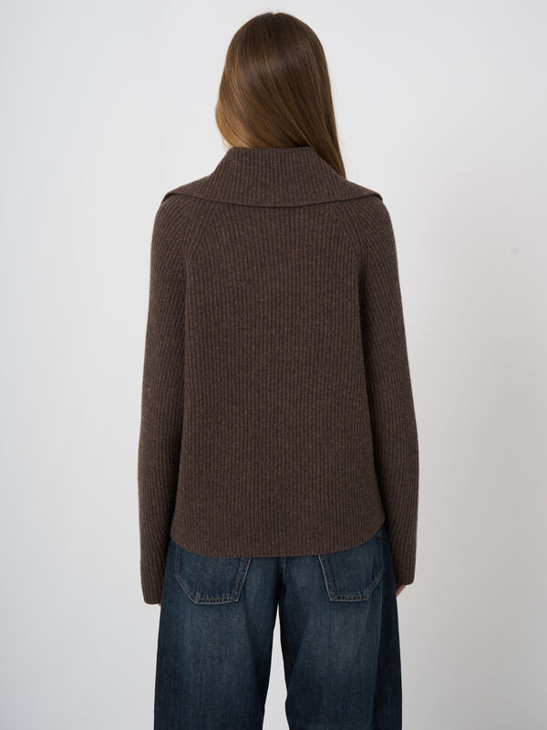 Rippstrickjacke aus italienischer Lammwolle mit Knopfkragen image number 4