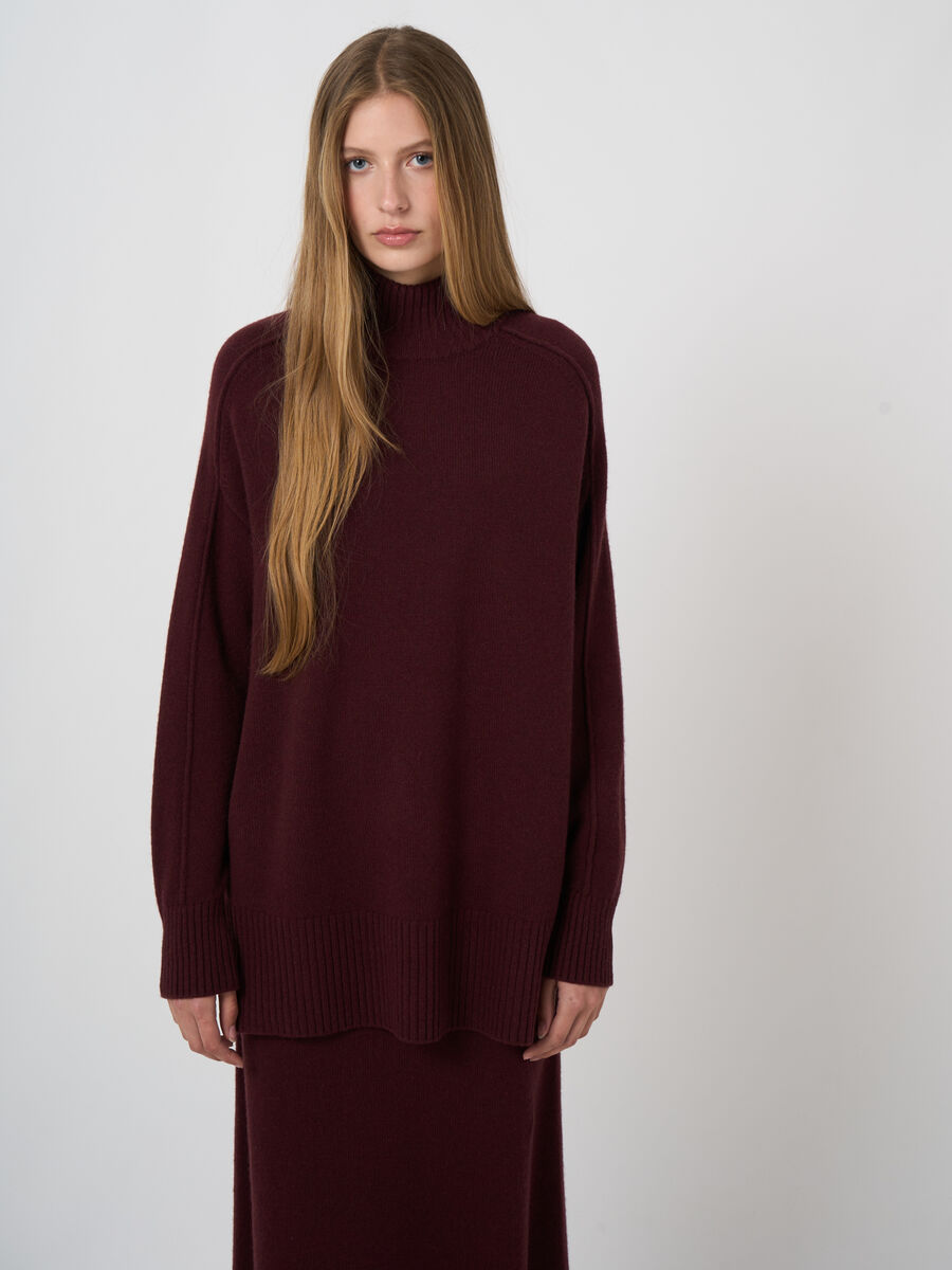 Langer Pullover aus italienischer Lammwolle mit Mock Neck image number 0