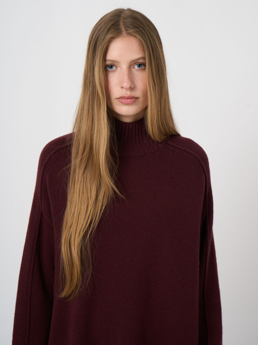 Langer Pullover aus italienischer Lammwolle mit Mock Neck image number 1