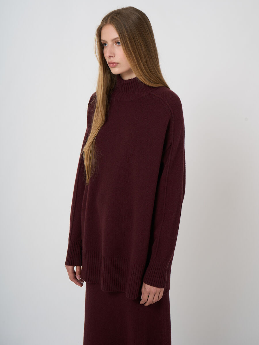 Langer Pullover aus italienischer Lammwolle mit Mock Neck image number 2