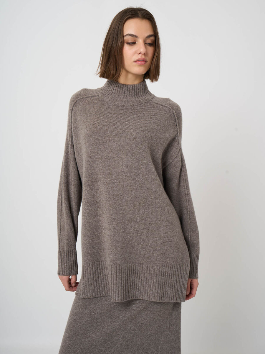 Langer Pullover aus italienischer Lammwolle mit Mock Neck image number 1