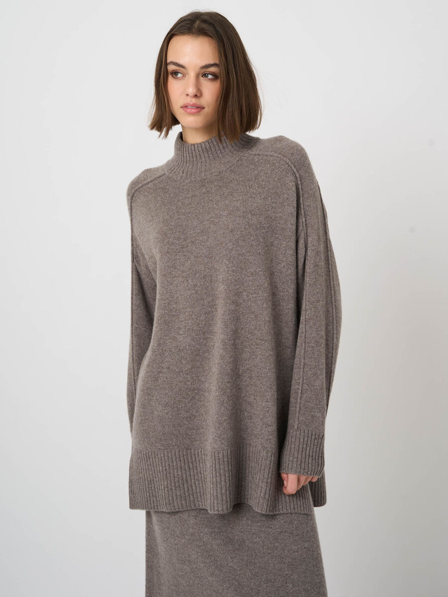 Langer Pullover aus italienischer Lammwolle mit Mock Neck image number 2