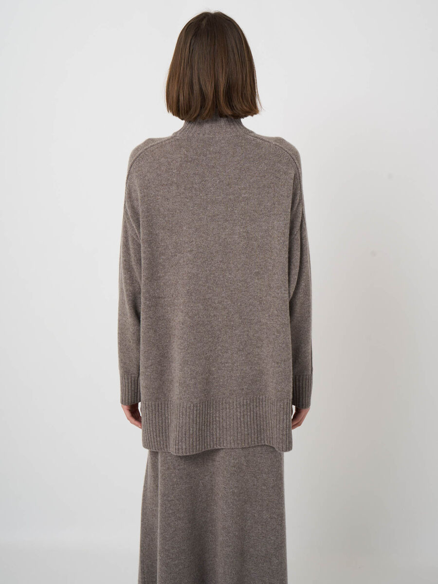 Langer Pullover aus italienischer Lammwolle mit Mock Neck image number 4