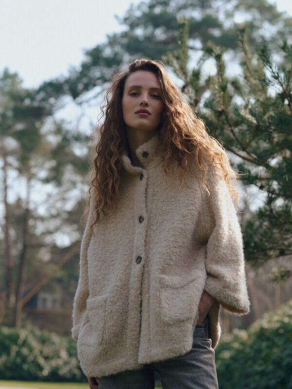 Oversized boucl&eacute; alpaca-wol vestjasje image number 4