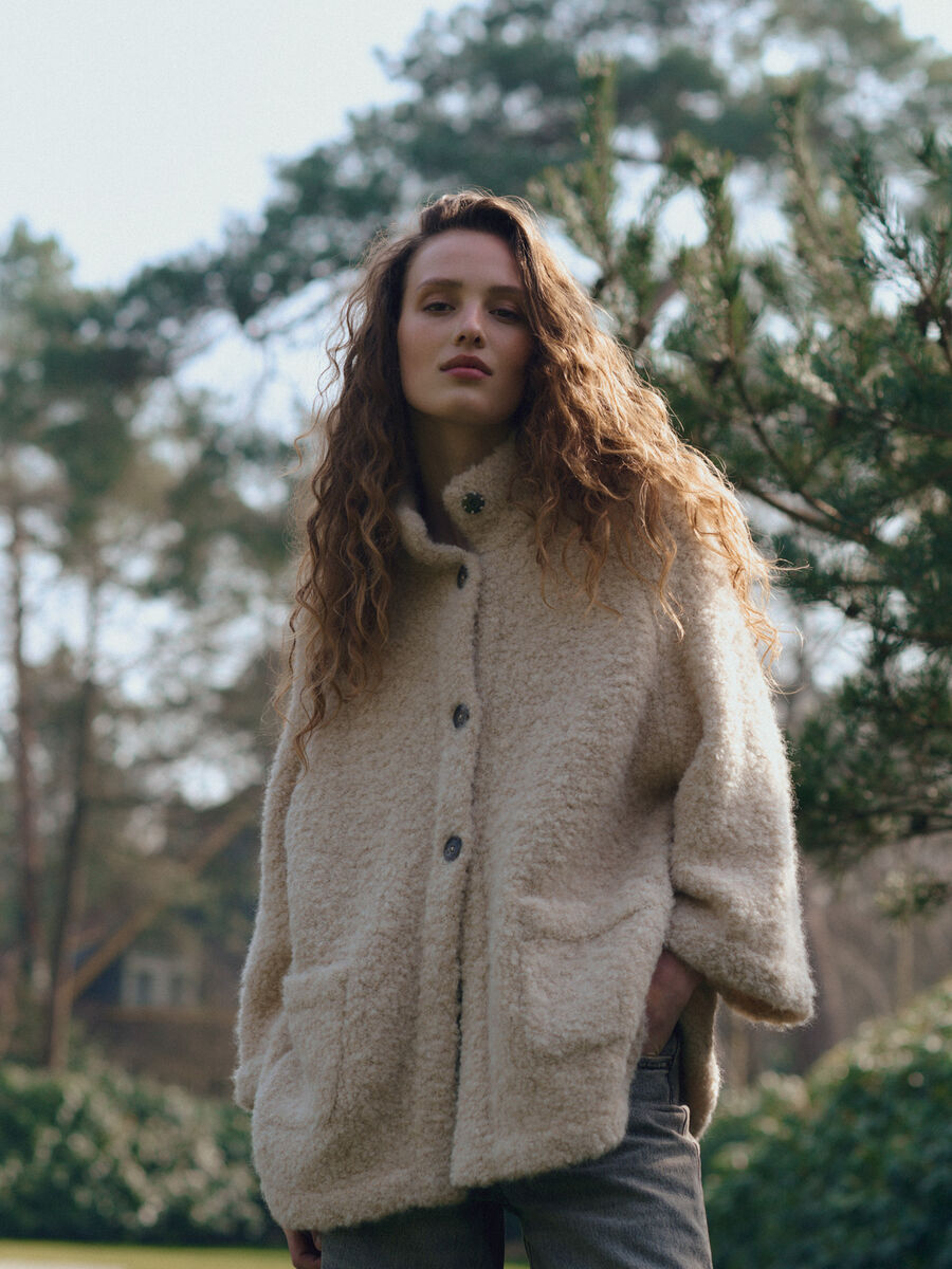 Cardigan-veste oversize en boucl&eacute; alpaga-laine image number 4
