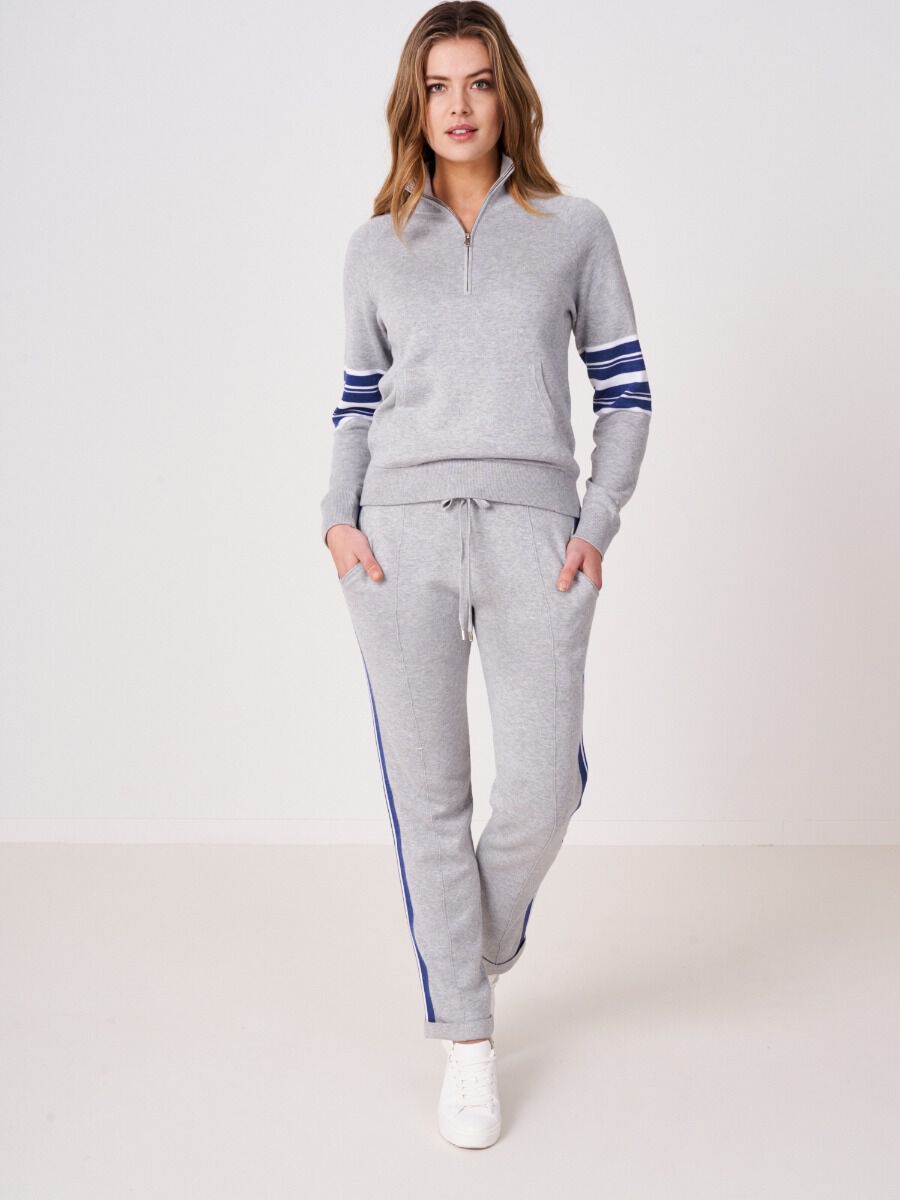 Sporty half zip sweater with kangaroo pocket image number 3