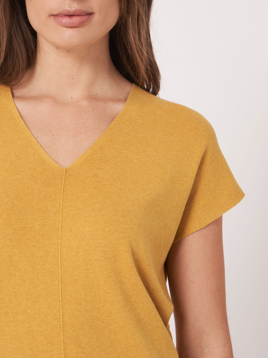 Pull col V sans manches en coton biologique image number 2