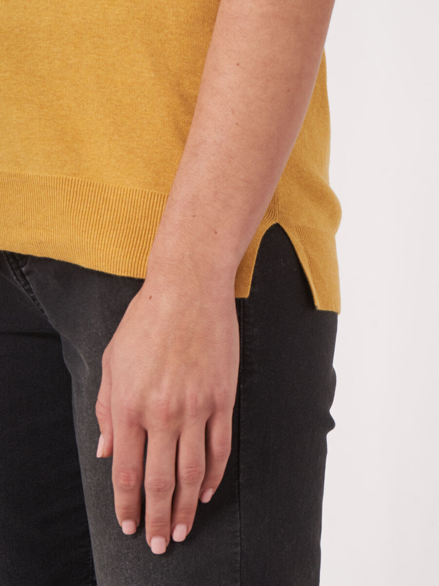 Pull col V sans manches en coton biologique image number 3