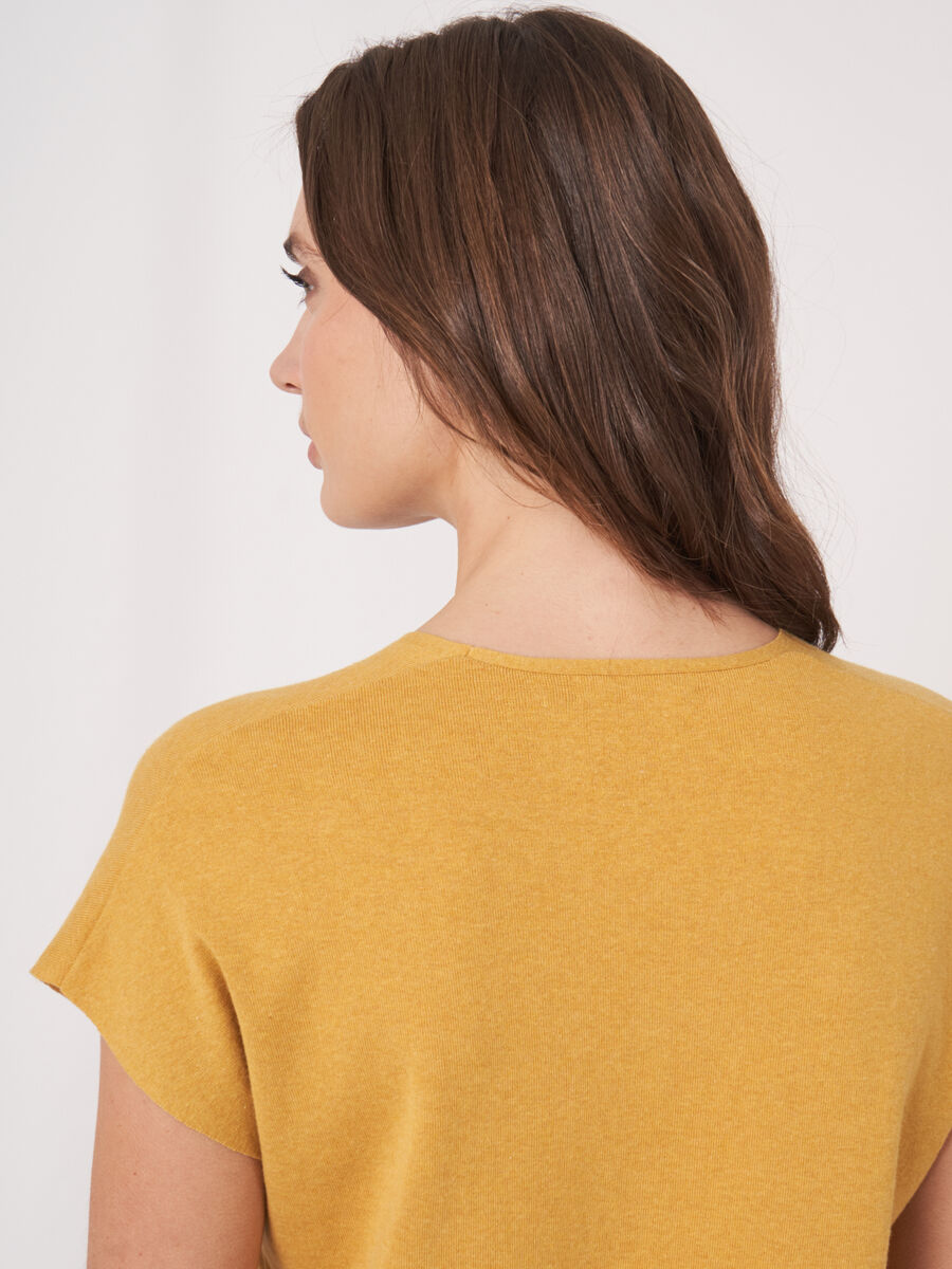 Pull col V sans manches en coton biologique image number 4