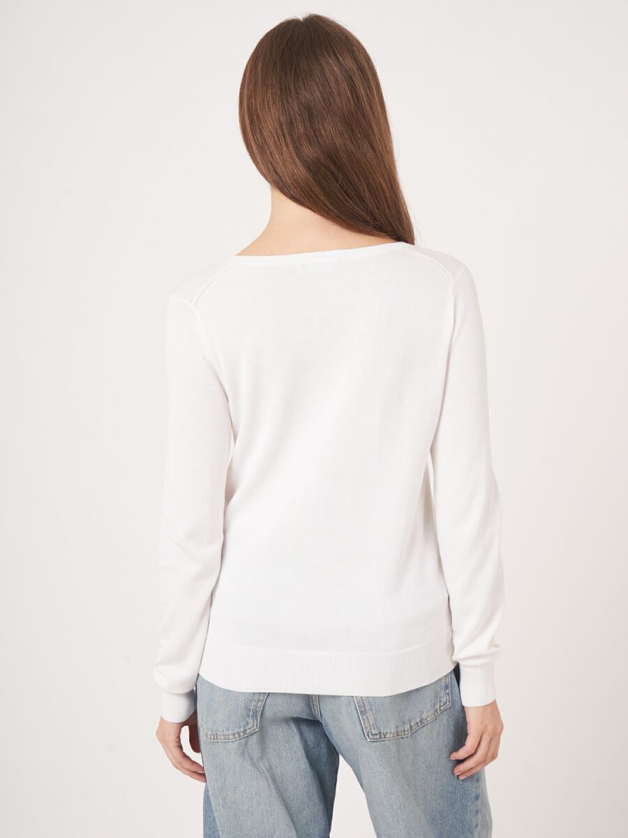 Pull basique à col en V en coton mélangé image number 4