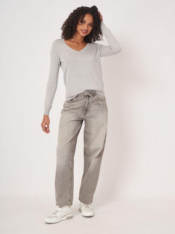 Pull basique à col en V en coton mélangé image number 4