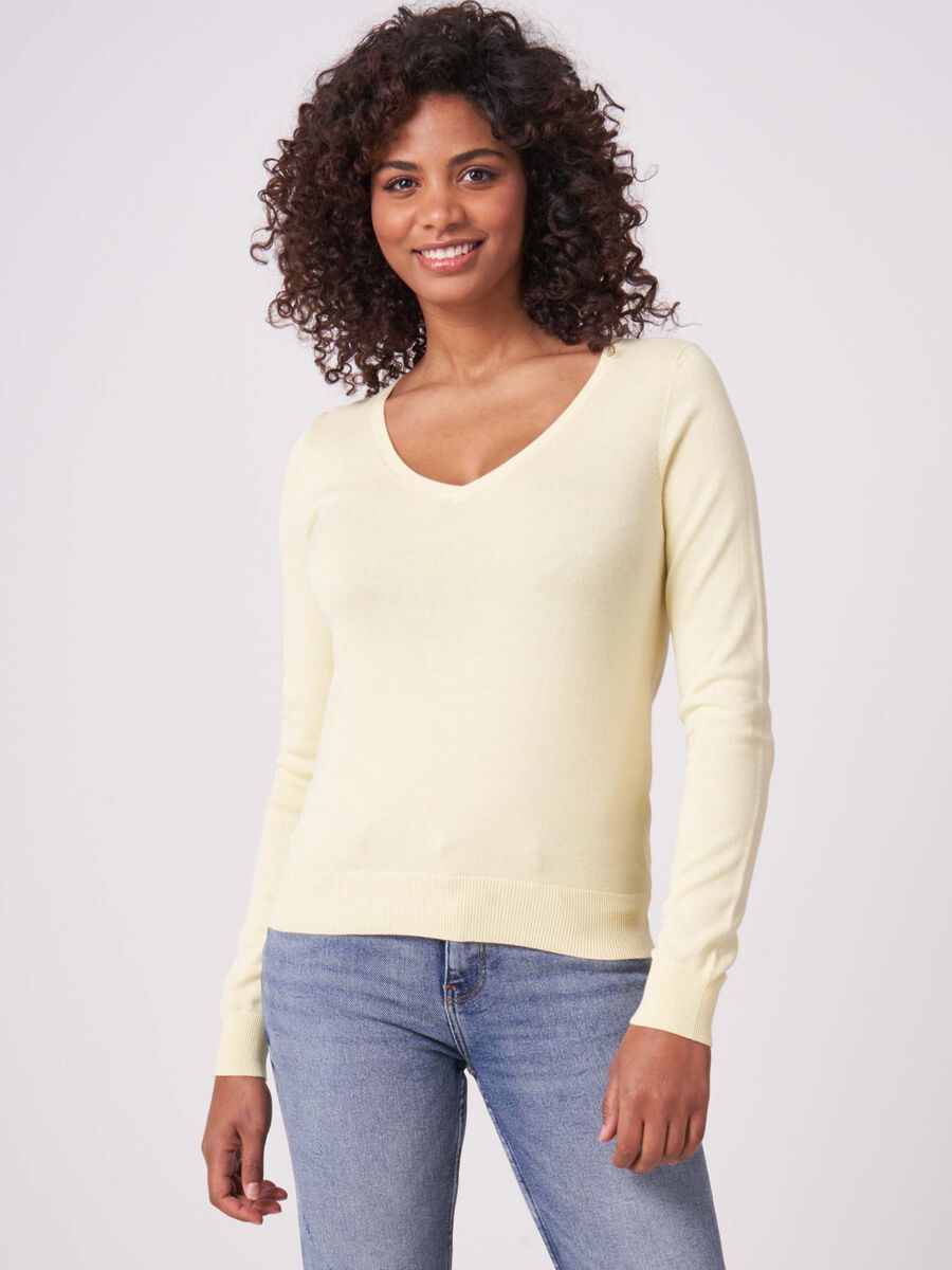 Basic fine knit V-neck pullover in organic cotton blend image number 0