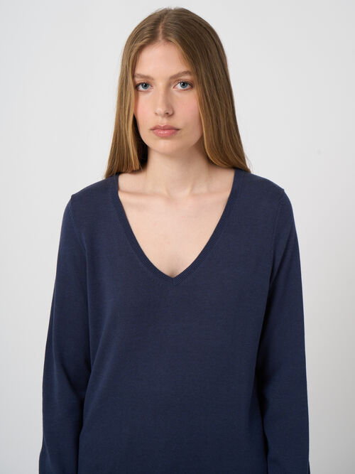Basic fine knit V-neck pullover in cotton blend