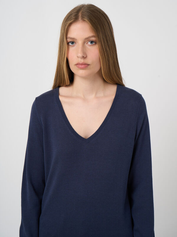 Fine-knit cotton-blend v-neck sweater image number 0