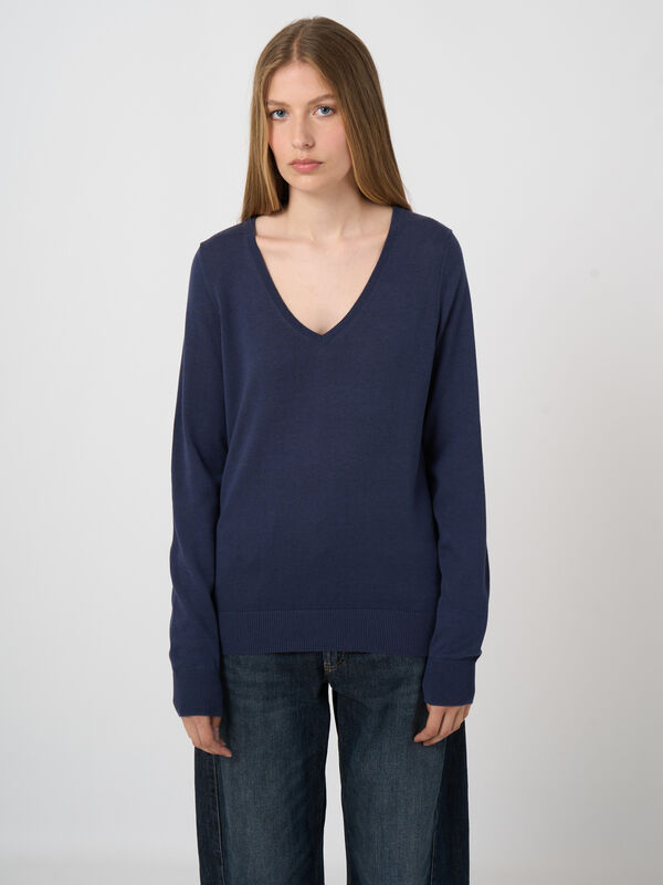 Fine-knit cotton-blend v-neck sweater image number 1