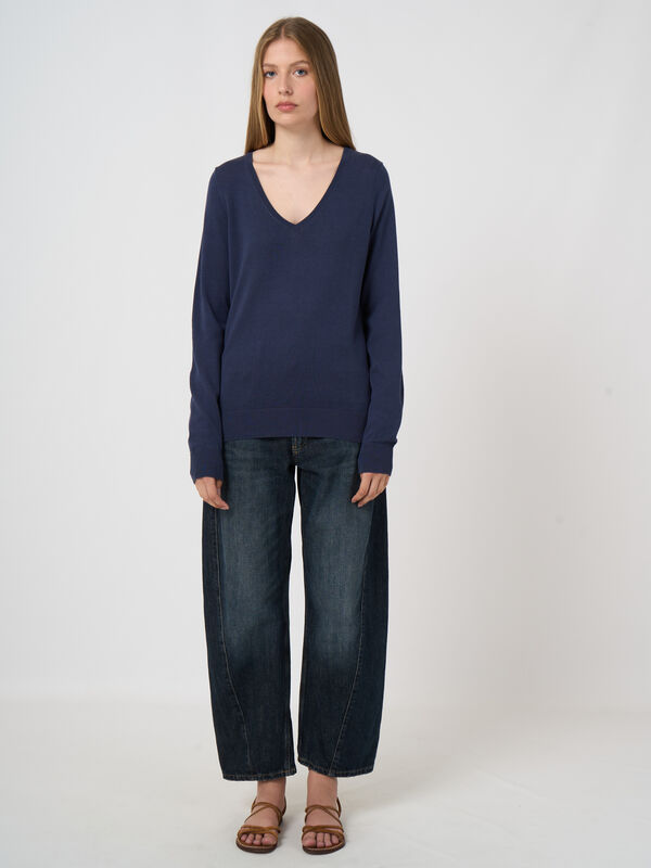 Fine-knit cotton-blend v-neck sweater image number 2