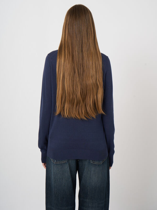 Fine-knit cotton-blend v-neck sweater image number 3