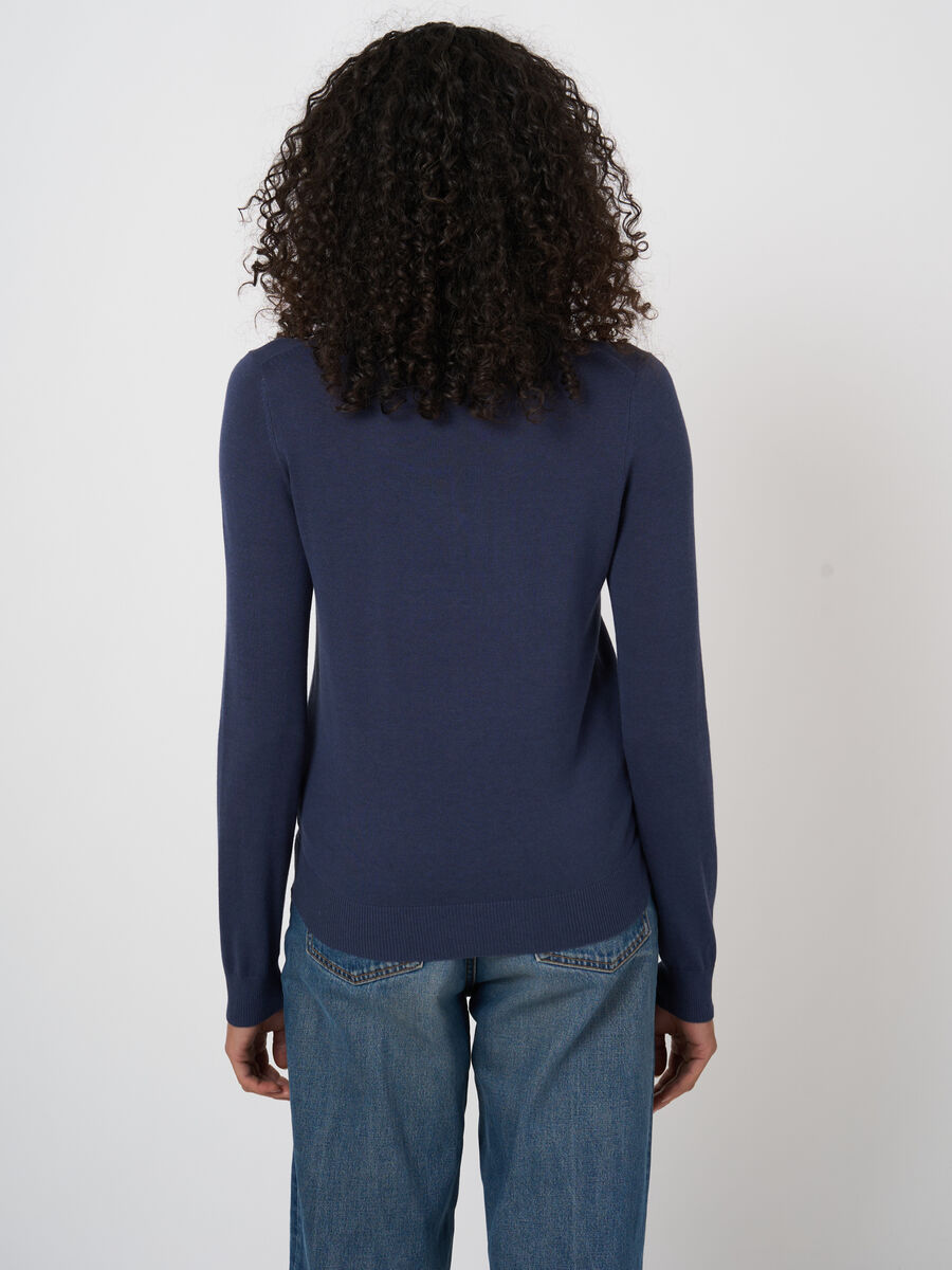 Fine-knit cotton-blend v-neck sweater image number 3
