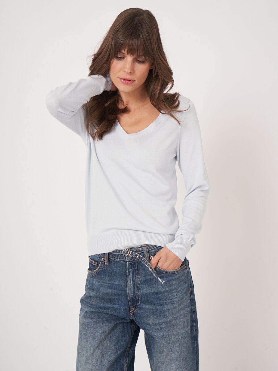 Basic fine knit V-neck pullover in cotton blend image number 0