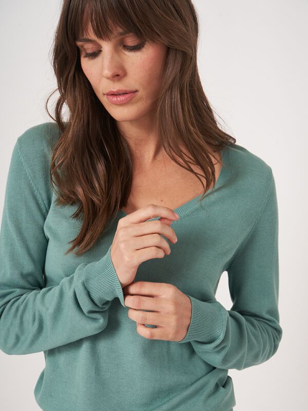 Basic Feinstrick-Pullover mit V-Ausschnitt aus Baumwollmischung image number 4