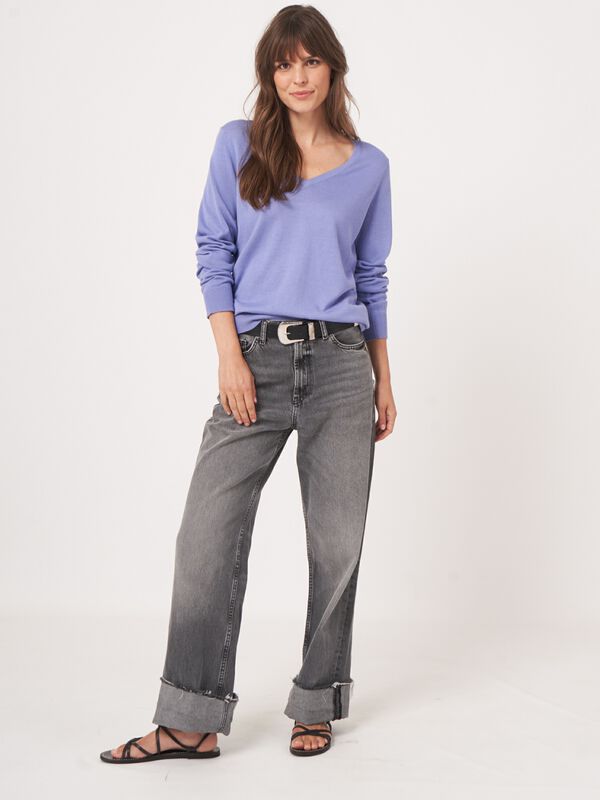 Pull basique à col en V en coton mélangé image number 4