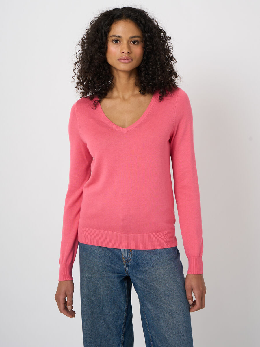 Fine-knit cotton-blend v-neck sweater image number 2