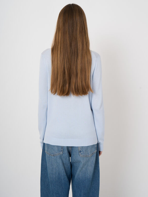 Fine-knit cotton-blend v-neck sweater image number 2