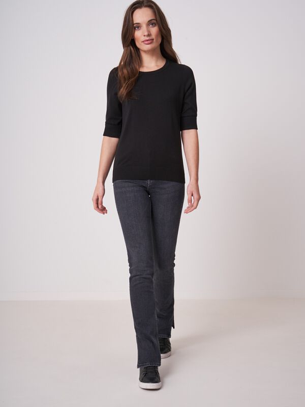 Basic fijngebreide trui met korte mouwen image number 3