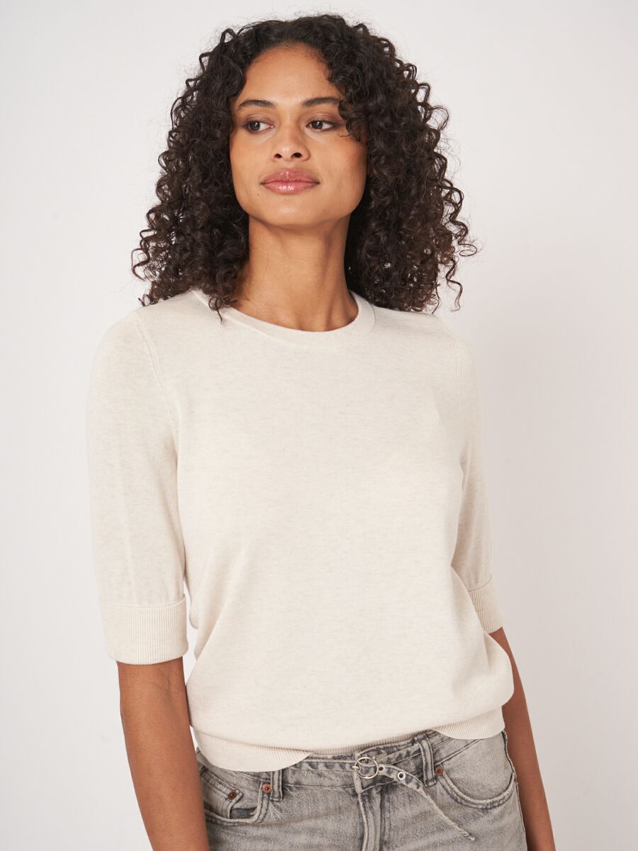 Basic fijngebreide trui met korte mouwen image number 3