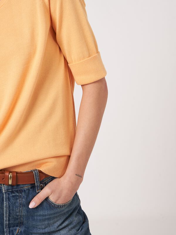 Basic fijngebreide trui met korte mouwen image number 2