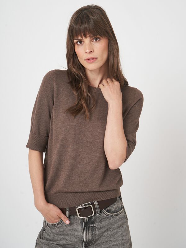 Basic fijngebreide trui met korte mouwen image number 1