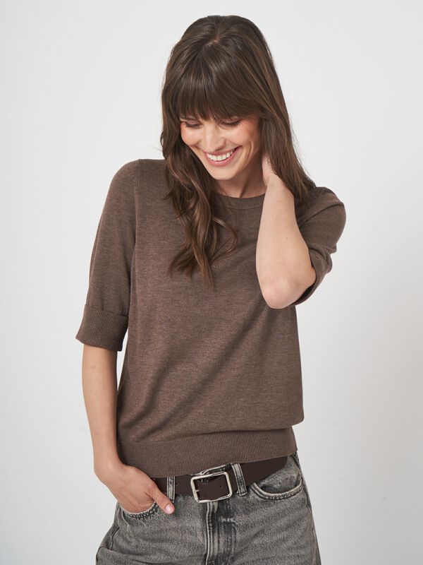 Basic fijngebreide trui met korte mouwen image number 2