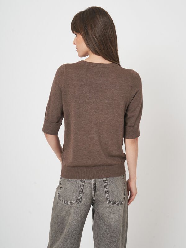 Basic fijngebreide trui met korte mouwen image number 5
