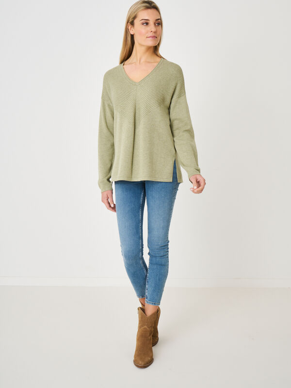 Feiner Pullover mit V-Ausschnitt und Rippstrickdetails aus Bio-Baumwollmischung image number 3