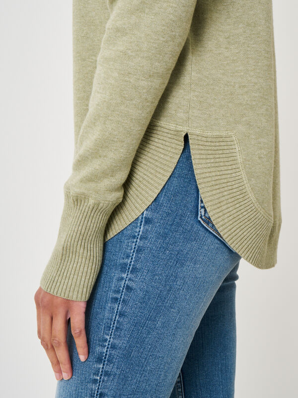 Organic cotton blend V-neck pullover with round ribbed hem image number 2