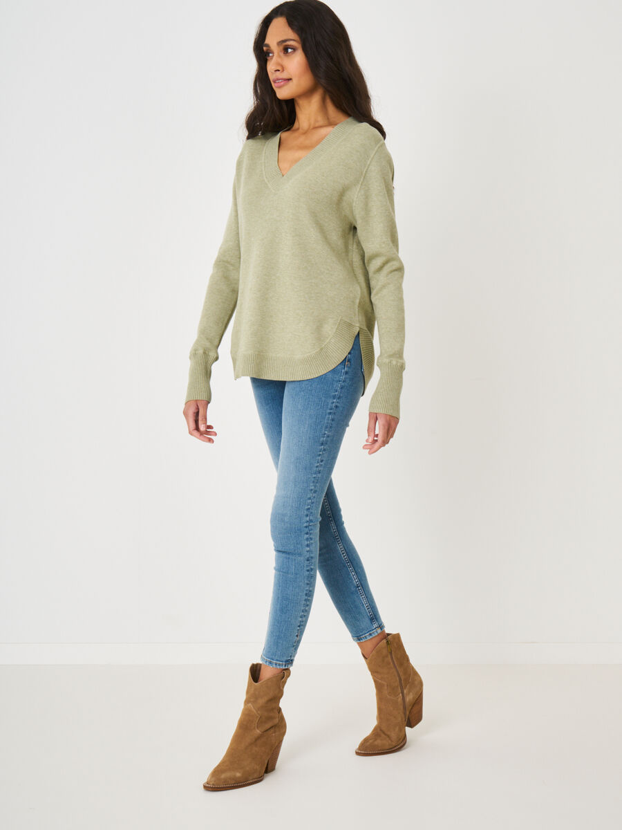Organic cotton blend V-neck pullover with round ribbed hem image number 3
