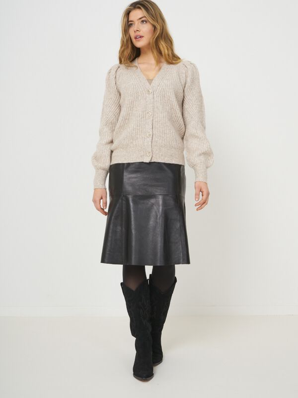 Geknöpfter Rippstrickjacke mit Puffärmeln image number 3