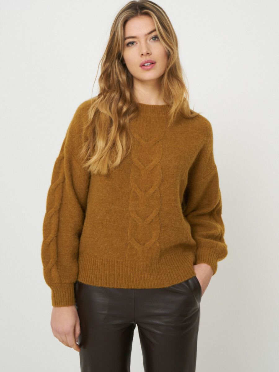 Cropped cable knit sweater image number 0