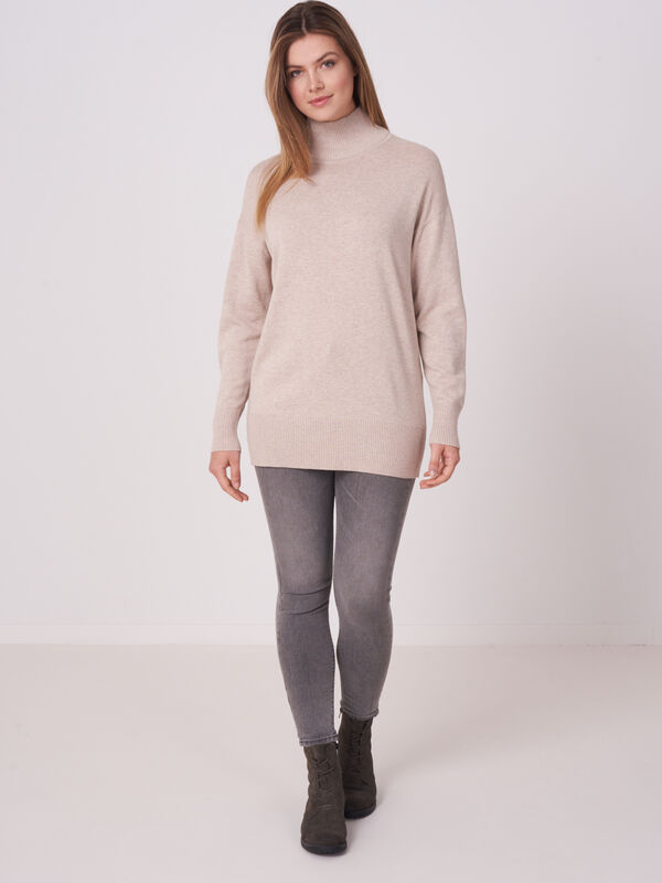 Langer Pullover mit Stehkragen image number 3