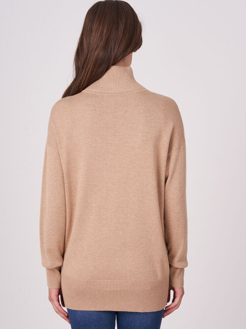 Lange trui met opstaande kraag